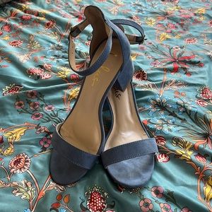 Lulu’s womens baby blue 2in heel SIZE 7
